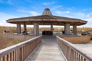Outdoor dining - Beachside retreat on Holiday Isle. Steps to beach, heated pool, tennis/picklebal (Destin)