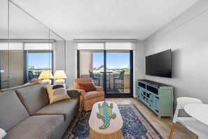 Smart TV, DVD player, stereo - Steps to Private Beach! Heated pool-tennis-picklebal-shuffleboard. (Destin)