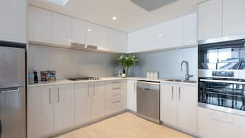 Full-size fridge, microwave, oven, stovetop