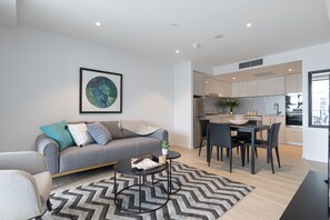 Appartement, 1 chambre | Aire de séjour | Téléviseur connecté de 50 po avec télévision numérique, téléviseur