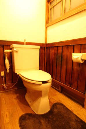 Apartment | Bathroom | Separate tub and shower, free toiletries, hair dryer, slippers - Fuji Sakura House (Fujikawaguchiko)