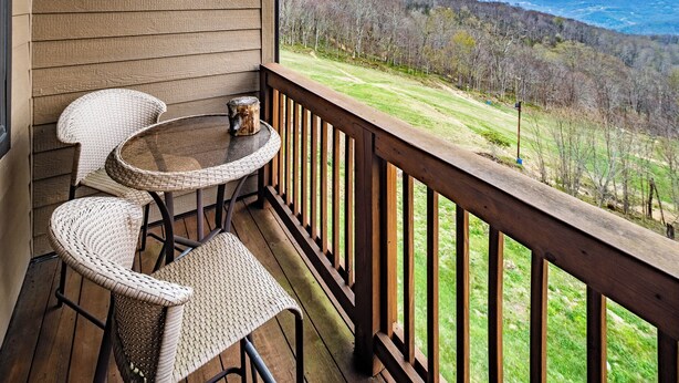 Outdoor dining - Sugar Ski Premium Two Bedroom - Unit 824 (Sugar Mountain)