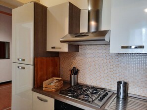 Condo, 2 Bedrooms, City View | Private kitchen - Appartamento a Invrea Posto Auto Incluso (Genoa)