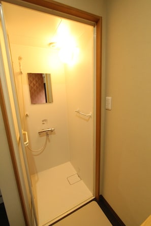 Appartement | Salle de bain | Baignoire et douche séparées, séchoir à cheveux, pantoufles