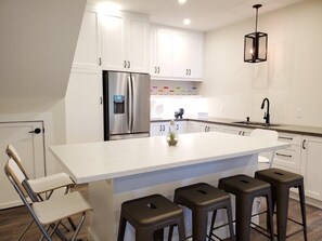Fridge, microwave, oven, stovetop - SERENE & BEAUTIFUL MUSKOKA RETREAT with BEACH, HOT TUB & BARREL SAUNA! (Magnetawan)