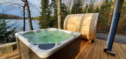 SERENE & BEAUTIFUL MUSKOKA RETREAT with BEACH, HOT TUB & BARREL SAUNA!