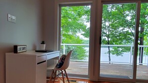 Une pièce avec un bureau blanc, une chaise, une petite plante en pot et un panneau sur lequel on peut lire : « VIVEZ SIMPLEMENT ».