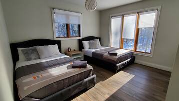 5 bedrooms, desk, iron/ironing board, travel crib