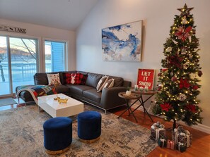 Smart TV, fireplace, Netflix, DVD player - SERENE & BEAUTIFUL MUSKOKA RETREAT with BEACH, HOT TUB & BARREL SAUNA! (Magnetawan)