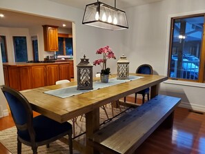 Dining - SERENE & BEAUTIFUL MUSKOKA RETREAT with BEACH, HOT TUB & BARREL SAUNA! (Magnetawan)