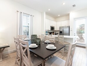 Dining - Sunny Margaritaville Cottage - Fully Equipped Kitchen, Welcoming Living Area (Kissimmee)