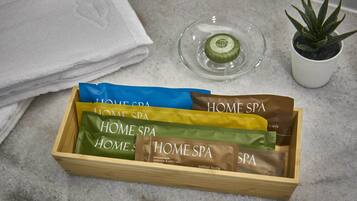 Een houten doos met daarin meerdere spa-tassen met de aanduiding 'Home Spa' in verschillende kleuren.