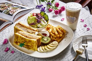 Free daily full breakfast  - Menippe Hotel (Kaohsiung)