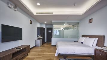 Ropa de cama de alta calidad, cubrecamas, minibar y escritorio