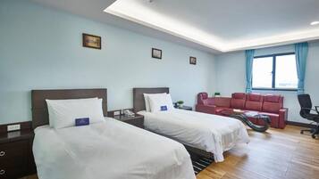 Premium bedding, down comforters, minibar, desk
