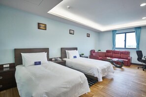 Ropa de cama de alta calidad, edredones de plumas, minibar y escritorio