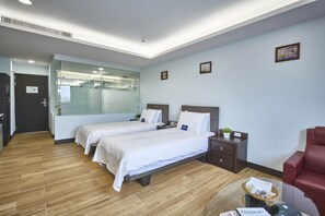 Ropa de cama de alta calidad, cubrecamas, minibar y escritorio 