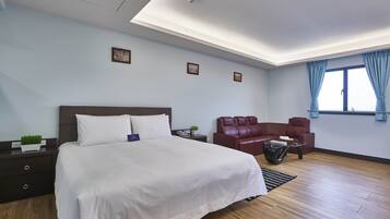 Business Double Room | Premium bedding, down comforters, minibar, desk