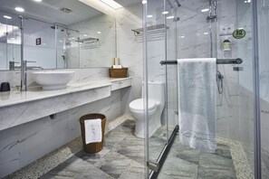 Bathroom shower - Menippe Hotel (Kaohsiung)