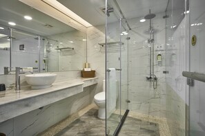 Business Twin Room | Bathroom shower - Menippe Hotel (Kaohsiung)