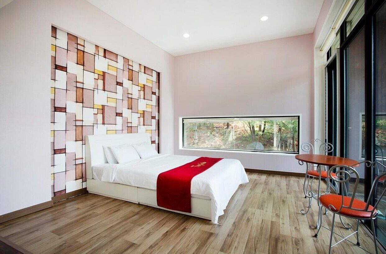 Room (Red) | Individually decorated, individually furnished, free WiFi