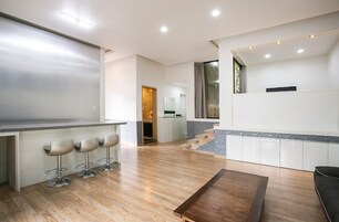 Televisión de pantalla plana, piso con calefacción