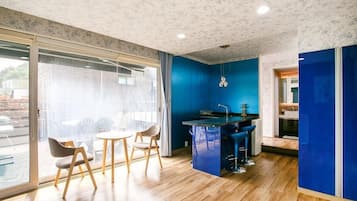 Room (Blue) | Living area