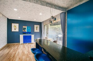 Chambre (Blue) | Coin cuisine privé | Réfrigérateur, micro-ondes, plaque de cuisson, bouilloire électrique