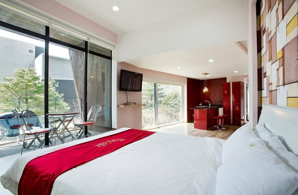 Room (Red) | Individually decorated, individually furnished, free WiFi