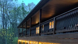 A wooden cabin with a hot tub, a sauna, and a covered outdoor seating area. - SHADE MOUNTAIN RETREAT ★ CEDAR BARREL SAUNA & HOT TUB!! ★ 28 ACRES ★ SLEEPS 20 (East Waterford)