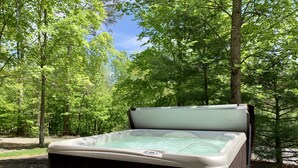 Un jacuzzi en un área boscosa.