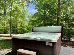 Outdoor spa tub - SHADE MOUNTAIN RETREAT ★ CEDAR BARREL SAUNA & HOT TUB!! ★ 28 ACRES ★ SLEEPS 20 (East Waterford)