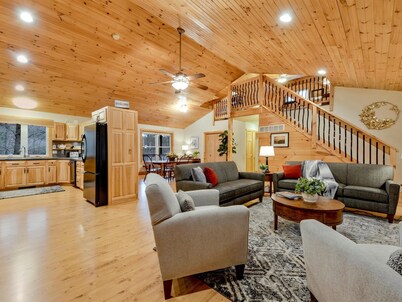 SHADE MOUNTAIN RETREAT ★ CEDAR BARREL SAUNA & HOT TUB!! ★ 28 ACRES ★ SLEEPS 20