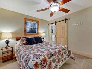 6 bedrooms, desk, iron/ironing board, travel cot