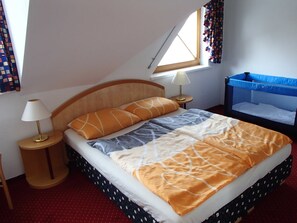 3 chambres, coffres-forts dans les chambres, lit parapluie