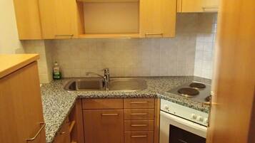 Køleskab, mikrobølgeovn, ovn, højstol