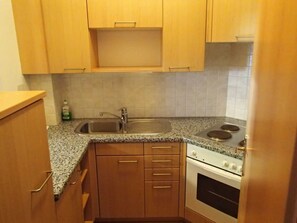 Refrigerador, microondas, horno, silla alta para bebés