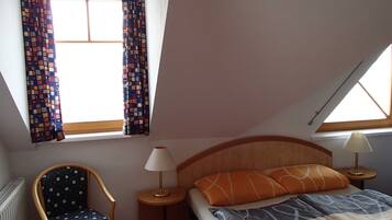 3 chambres, coffres-forts dans les chambres, lit parapluie