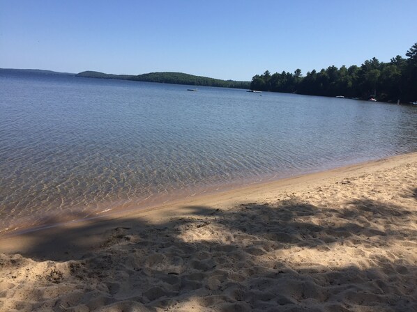 Nær stranden og strandhåndklær