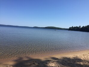 Nær stranden og strandhåndklær