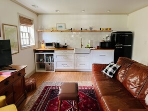 Smart TV, video games - Steps to Lane And VT Campus Cozy 2 bed/2 bath Blacksburg Apartment (Blacksburg)