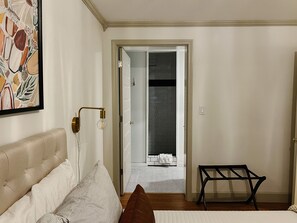 2 bedrooms, iron/ironing board, WiFi, bed sheets - Steps to Lane And VT Campus Cozy 2 bed/2 bath Blacksburg Apartment (Blacksburg)