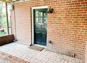 Exterior detail - Steps to Lane And VT Campus Cozy 2 bed/2 bath Blacksburg Apartment (Blacksburg)