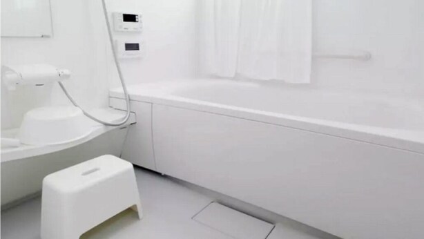 Ein modernes Badezimmer mit Badewanne, Toilette und Waschbecken.