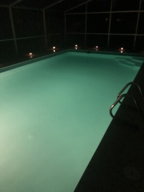 Inomhuspool och utomhuspool