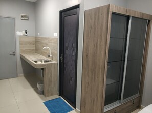 Shower, towels, soap, shampoo - Reno Rooms Ipoh (Ipoh)