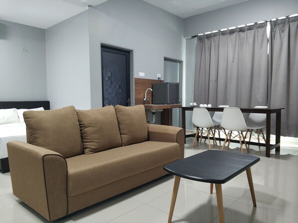 Superior Family Room | Living area | Flat-screen TV - Reno Rooms Ipoh (Ipoh)