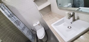 Ducha y bañera combinadas y bidé