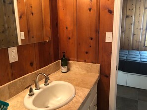 Dusche, HandtĂŒcher, Seife, Shampoo