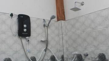 Rumah Pohon Deluks | Kamar mandi | Shower, pancuran hujan, dan handuk